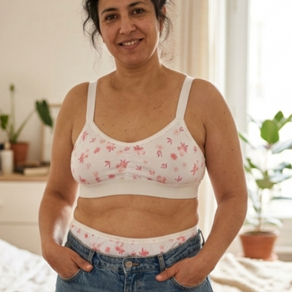 Ensemble À l'eau de rose — brassière XL à fleurs roses sur fond blanc, portée avec une culotte taille haute assortie, création artisanale Grosse Patate Création