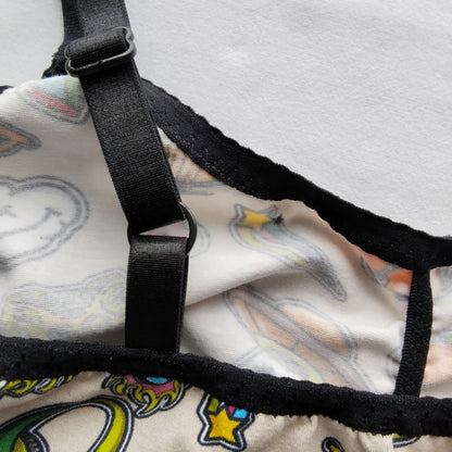 Détail des bretelles réglables noires de la brassière légère Taille XS – bagues de réglage en métal noir, tissu écru à stickers kawaii, finitions artisanales soignées