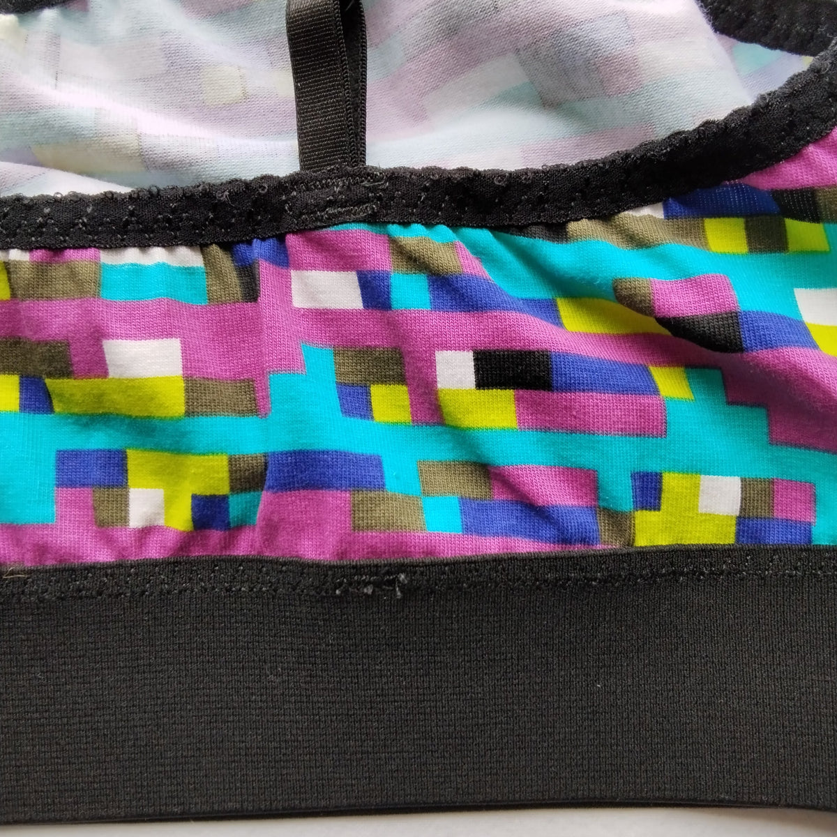 Détail de la bande sous-poitrine et du tissu multicolore de la brassière légère taille 3XL – finitions artisanales soignées, lingerie upcyclée faite main en France