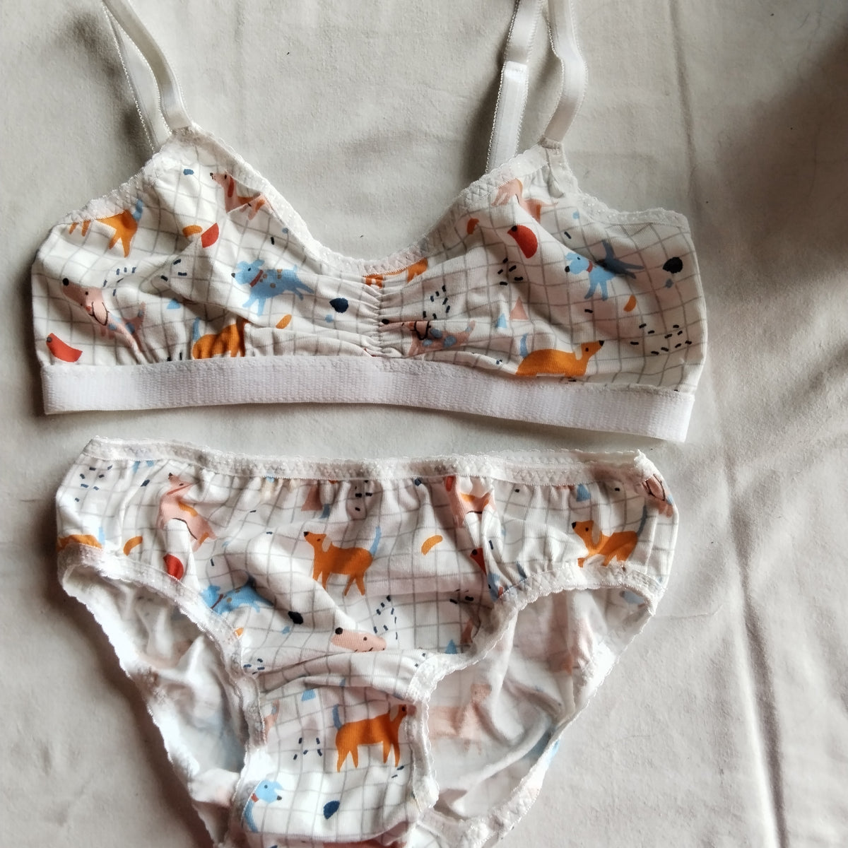 Ensemble lingerie artisanal « Pas bouger ! » — brassière légère taille 2XS et culotte rigolote taille 34, motif petits animaux colorés sur fond blanc quadrillé, cousu main par Grosse Patate Création